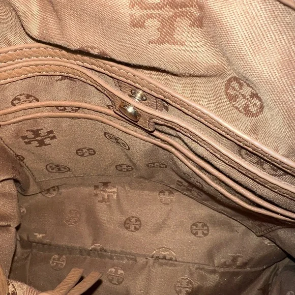 Tory Burch ivy hobo bag made out of pebble leather - Picture 6 of 6